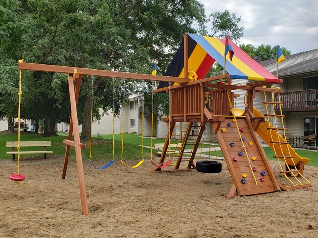 LINDERHOF PARK APARTMENTS, New Ulm, MN 56073 - photo 2