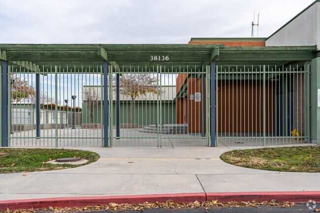 The student population of Oak Tree Community Day is 61 and the school serves K-8.