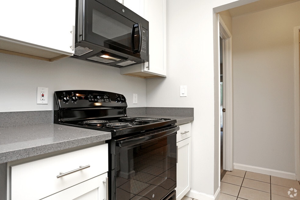 Redwood Plaza Apartments, Fremont, CA 94536 - photo 1