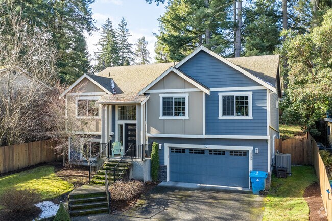 Many homes can be found throughout the Parkwood neighborhood, including New Traditionals.