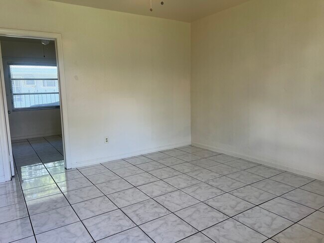 2359 NE 172nd St unit 2, North Miami Beach, FL 33160 - photo 4