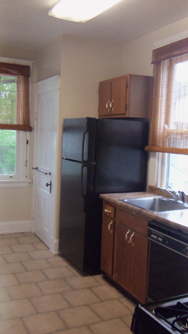 1179 Herschel Ave unit 1st floor, Cincinnati, OH 45208 - photo 4