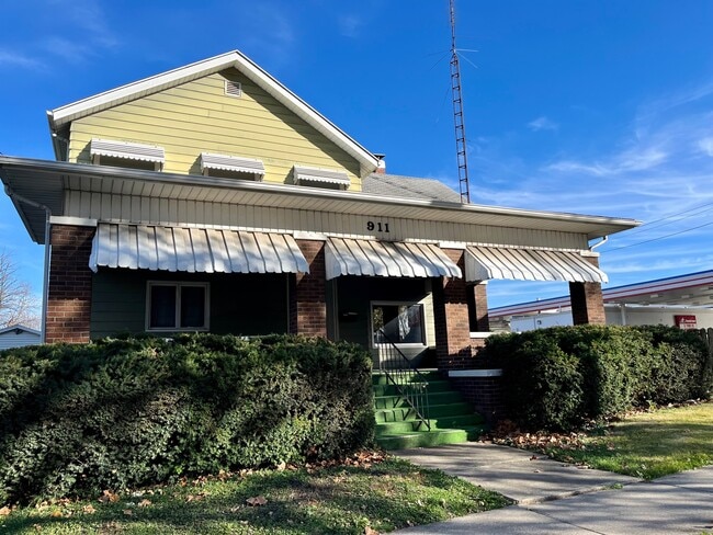 911 N Center St, Bloomington, IL 61701 - photo 2