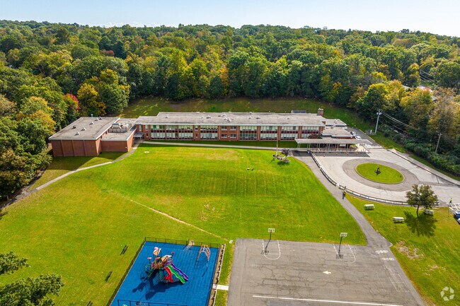 Manito Elementary School offers an excellent educational opportunity for students in Oakland, making it a compelling choice for families seeking a quality learning environment.