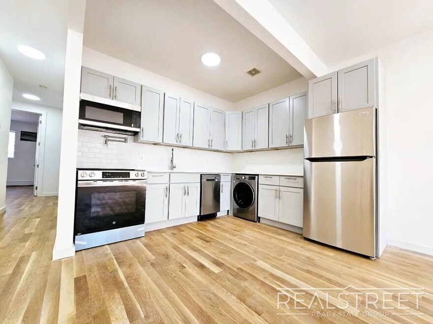 Brand New 4BD/2BA Penthouse with Skylight,...