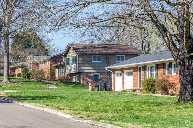 You'll find ranchers alongside Split Levels lining the streets of Harrill Hills.