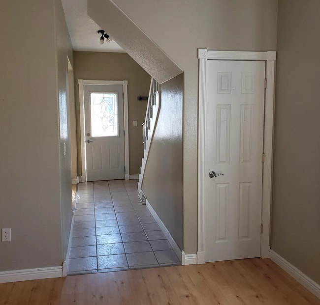 709 N Rowley St, Mitchell, SD 57301 - photo 4