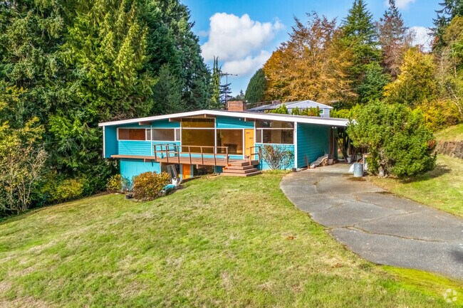 Mid-century style homes in the heart of Uplake in Kenmore, WA come in different colors.