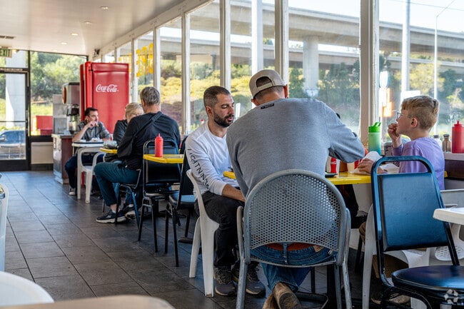 A’s Burgers in Colinas de Capistrano serves fresh, classic eats with a local touch.