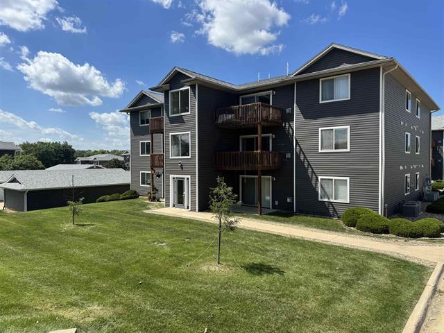 4705 Chadwick Rd unit 3, Cedar Falls, IA 50613 - photo 2