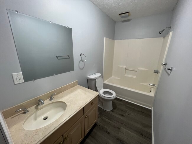 283 Harbor St unit Apartment 3, Conneaut, OH 44030 - photo 5