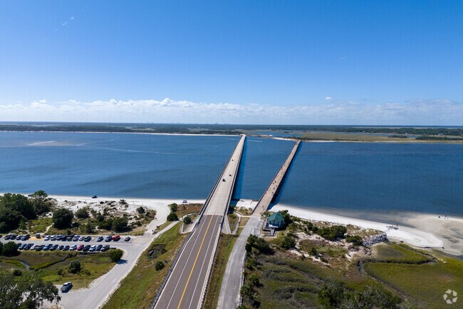 The bridge on the A1A connects Amelia Island to the neighborhood The Islands.