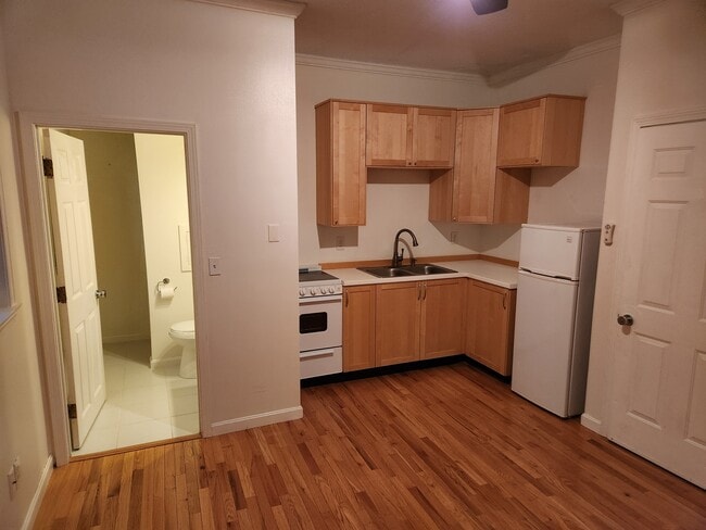 Studio apartment with bathroom and kitchen