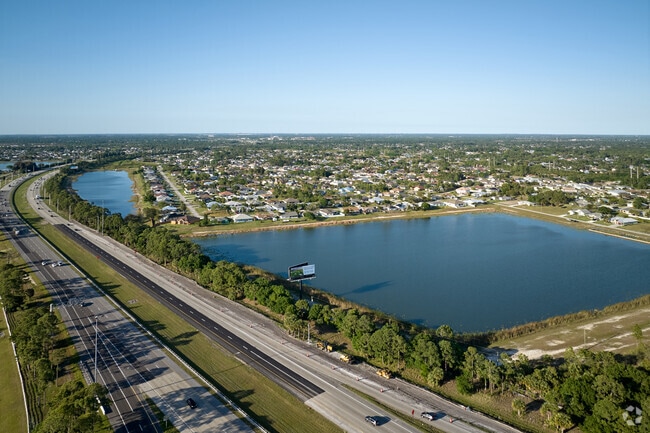 The Interstate 95 is the only separation Hidden Oaks has from everything Tradition has to offer.