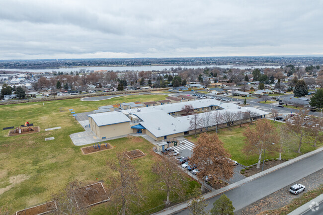 Vista Elementary is a short drive from the Columbia river.