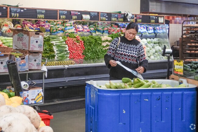 Big Saver Foods provides fresh produce and deli options for Nehyam locals.