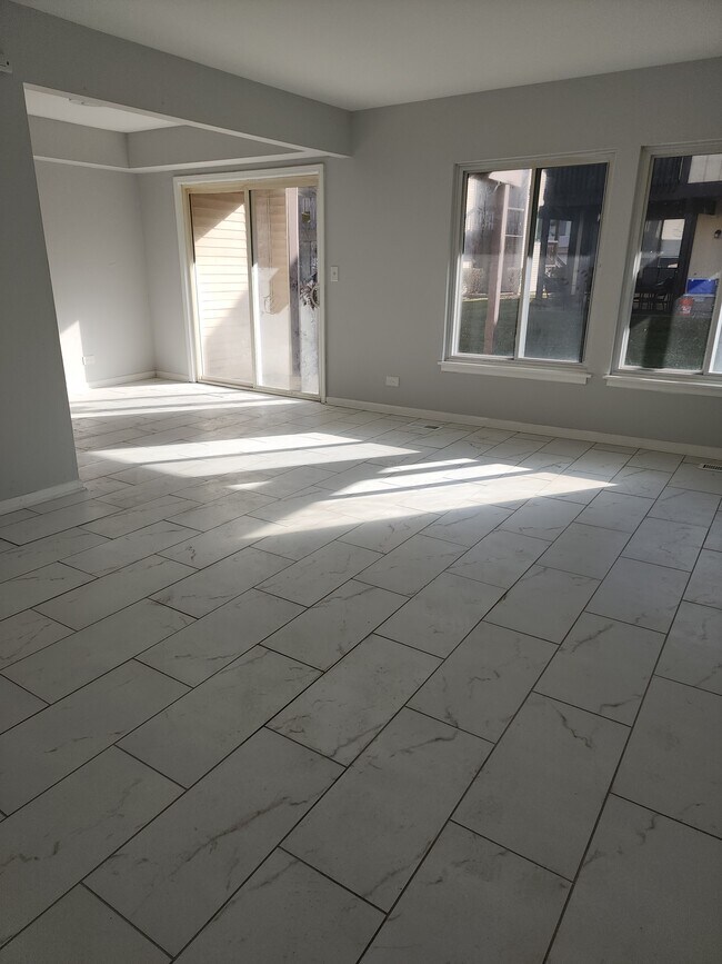 1342 Kingsbury Dr unit 1342 kingsbury dr. U, Hanover Park, IL 60133 - photo 5