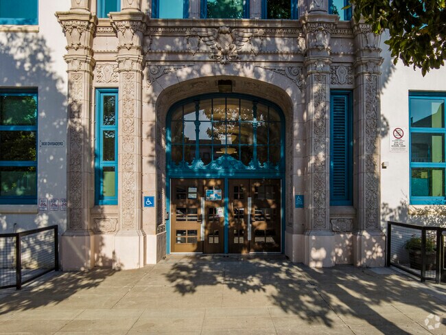 Claire Lilienthal School educates children in grades Kindergarten through 8th in San Francisco.