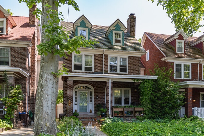 Many Victorian homes in Ninth Ward lie along shady streets.