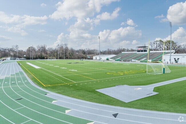 Vicksburg High School has a student-teacher ratio of 14.5 to 1.