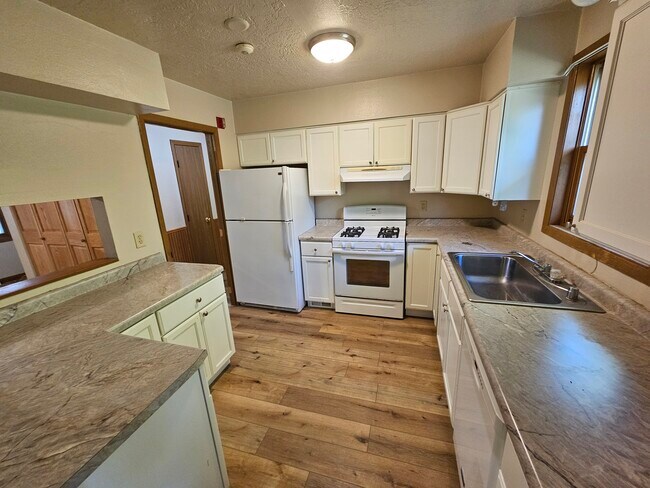 531 Lakeshore Ct, Weyauwega, WI 54983 - photo 2