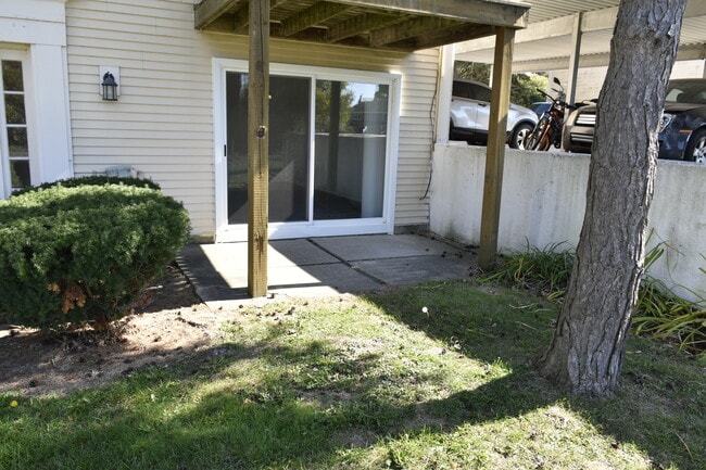 806 Bloomfield Village Blvd unit J, Auburn Hills, MI 48326 - photo 2