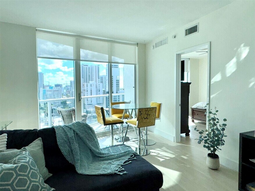 185 SW 7th St unit 1402, Miami, FL 33130 - photo 1