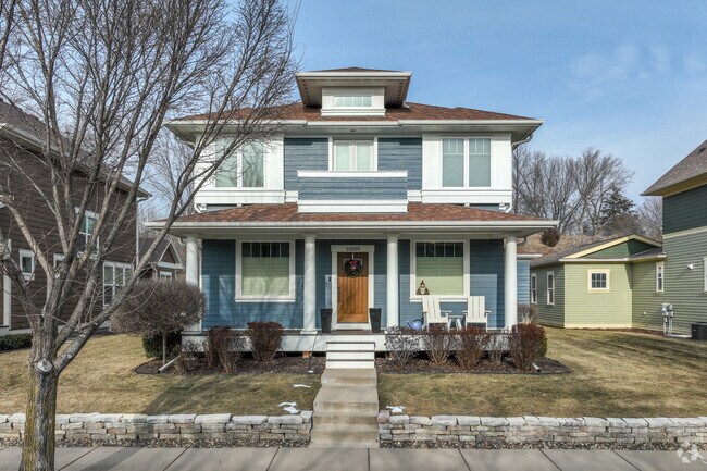 Modern colonial revivals are evident along the streets of Cobblestone Lake.