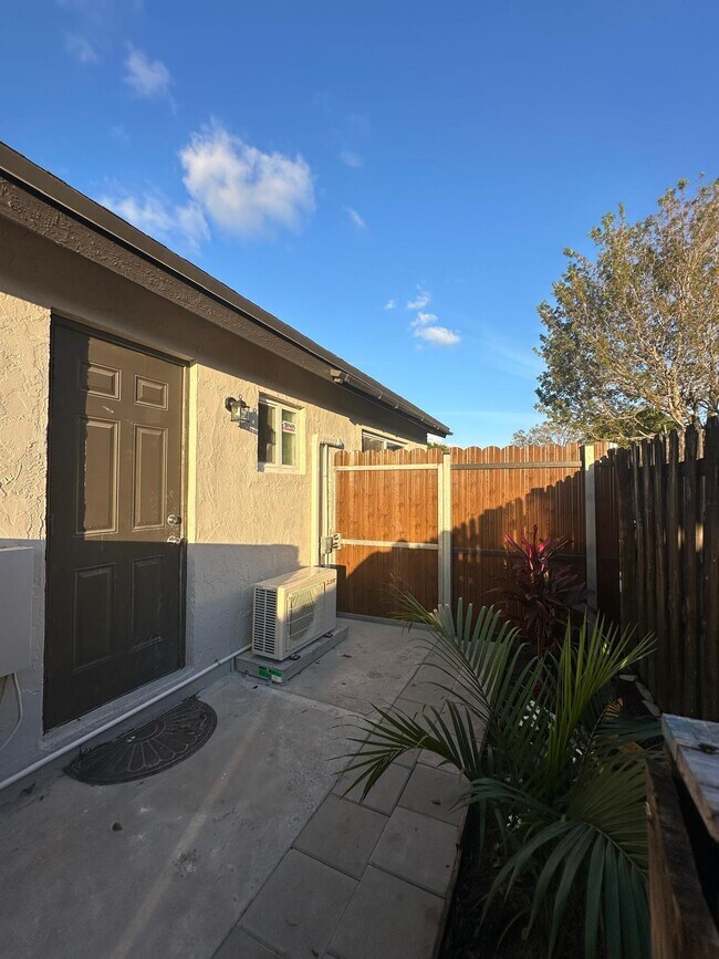 5225 SW 116th Ave unit The Garage, Cooper City, FL 33330 - photo 4