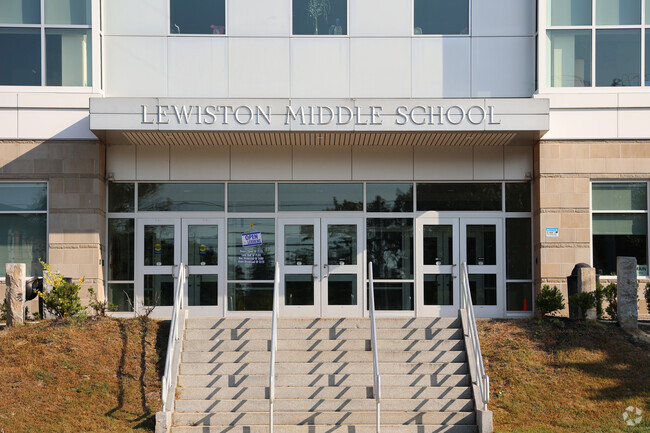 The student population of Lewiston Middle School is 770 and the school serves 7-8.