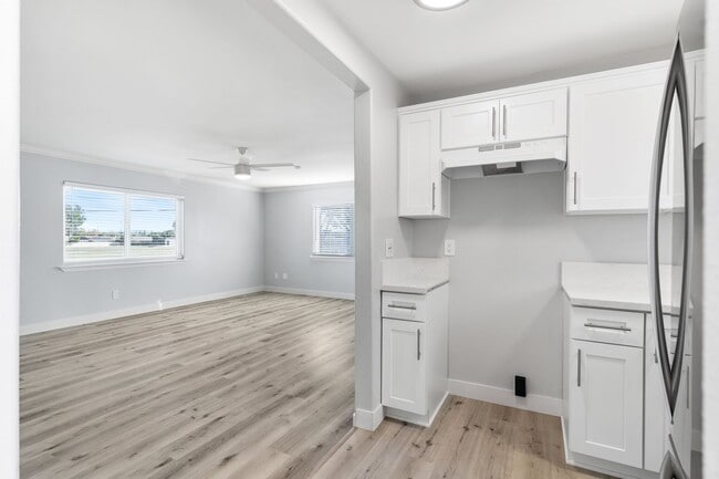 2884 La Salle Ave unit 4, Costa Mesa, CA 92626 - photo 2