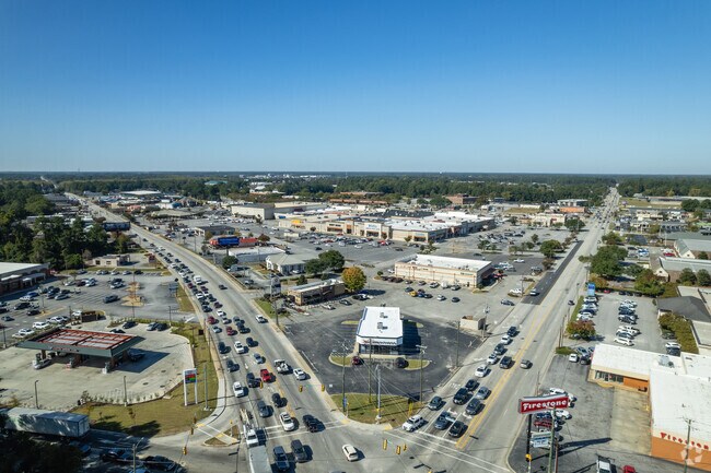 The West Palmetto Street is a major roadway that cuts through Green Acres.
