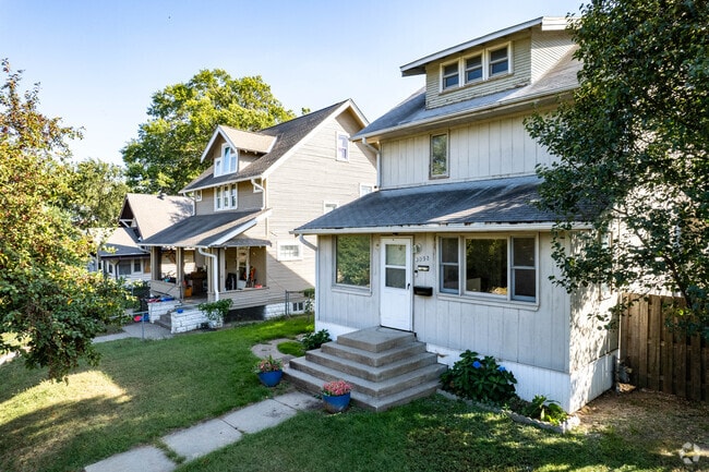 Victorian and American Foursquare homes are common in Orchard Hill.