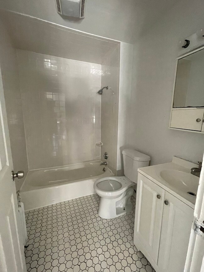 255 Glen St unit Studio, New Britain, CT 06051 - photo 3