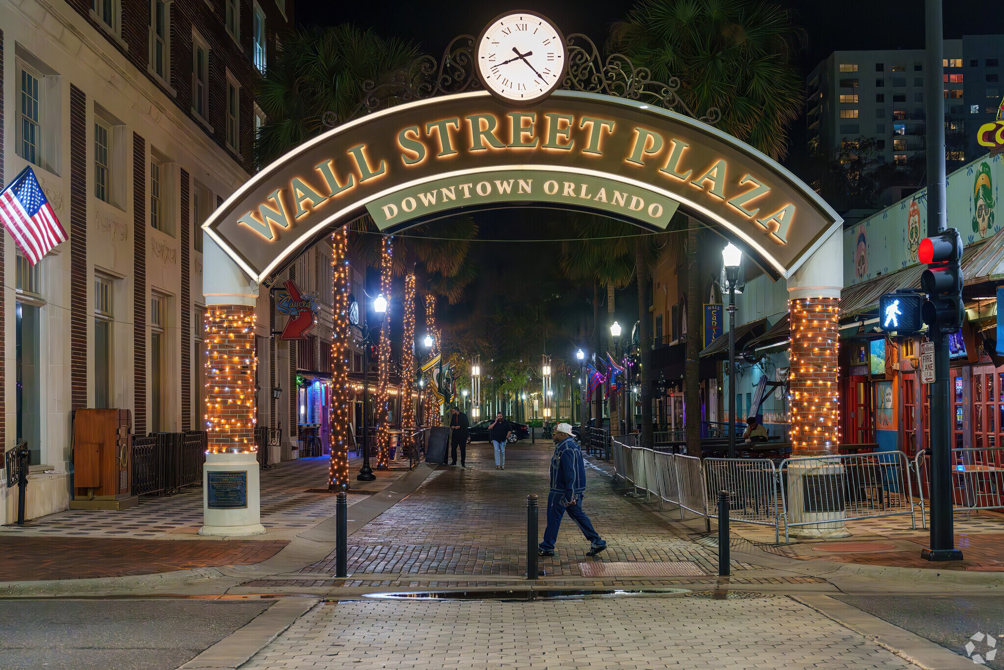 Wall Street Plaza features 7 popular bars in the Central Business District.