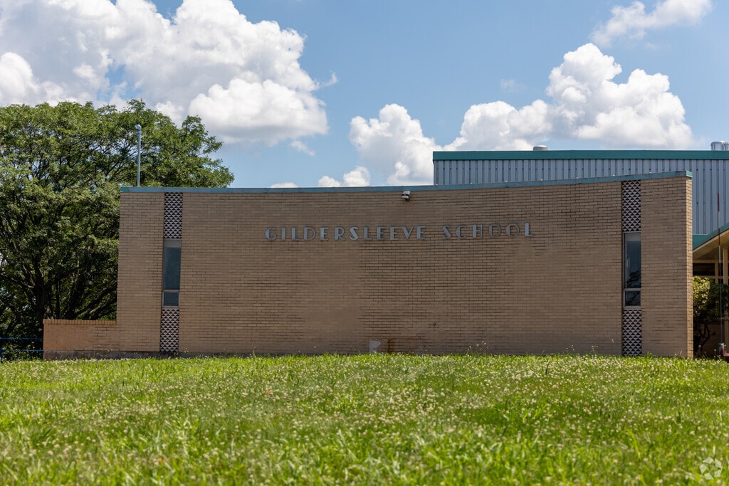 Gildersleeve School is located in Middle Haddam.