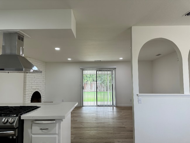 1038 S Kent Ct, Visalia, CA 93277 - photo 7