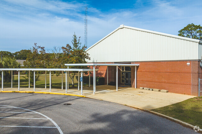 Hollinger's Island Elementary-carpool lane and exterior