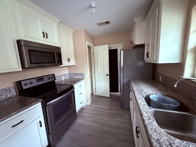 1026 N Arcola St, Angleton, TX 77515 - photo 5