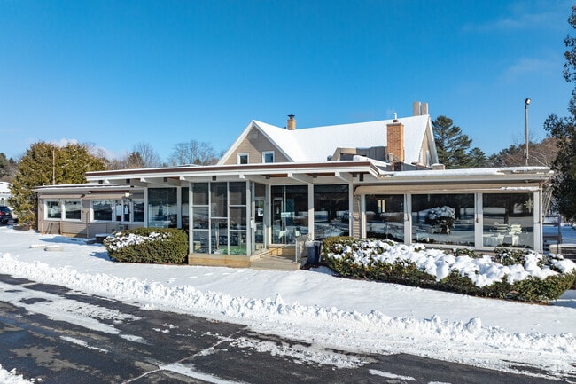 The Riverdale Country Club Restaurant & Bar is a favorite gathering space for Weeden Creek residents.