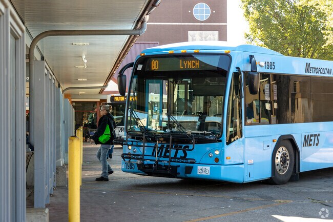 METS bus offers Lorraine Park residents access to a network of bus routes.