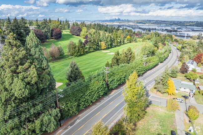 With a bordering golf course, Boulevard Park is connected to a number of nearby amenities.