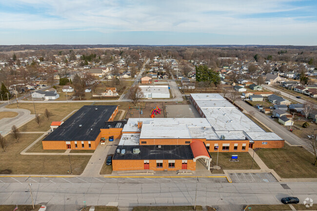 Elmwood Primary Learning Center has a student-teacher ratio of 15 to 1.