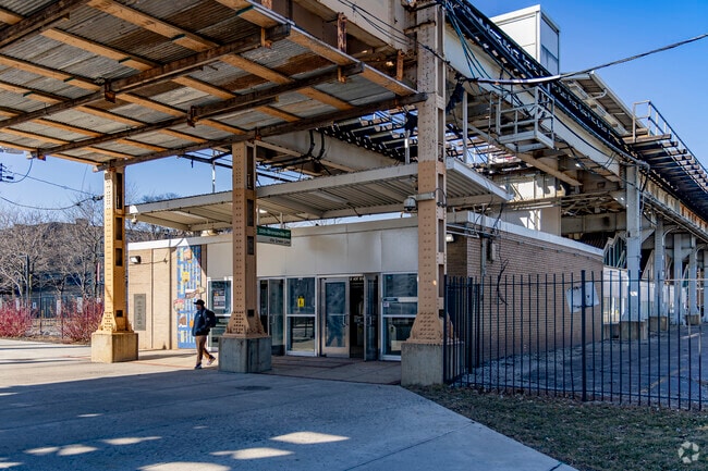 The CTA 35th-Bronzeville-IIT green line station can be found in close proximity to The Gap.