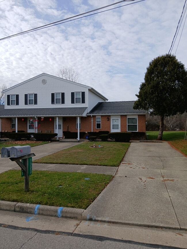 1323 Spring Village Dr Unit 4, Ontario, OH 44906