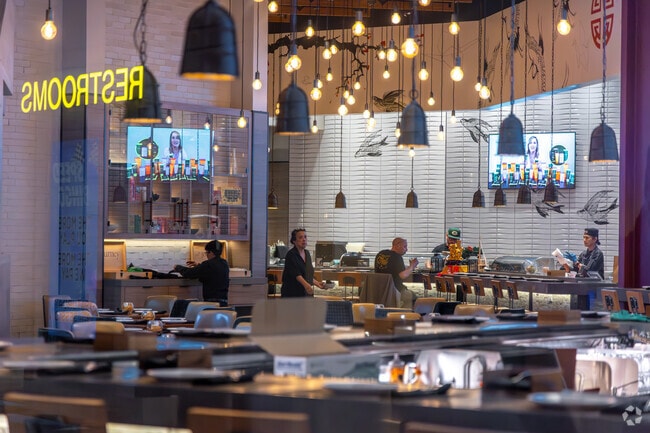 Boathouse Asian Eatery Las Vegas welcomes Rancho Oakey locals for Asian-inspired cuisine.