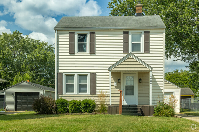 Minimalistic Colonial homes can be found near Pepper Drive in Forest Hills View.