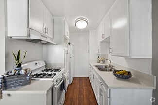 14600 Magnolia Blvd, Sherman Oaks, CA 91403