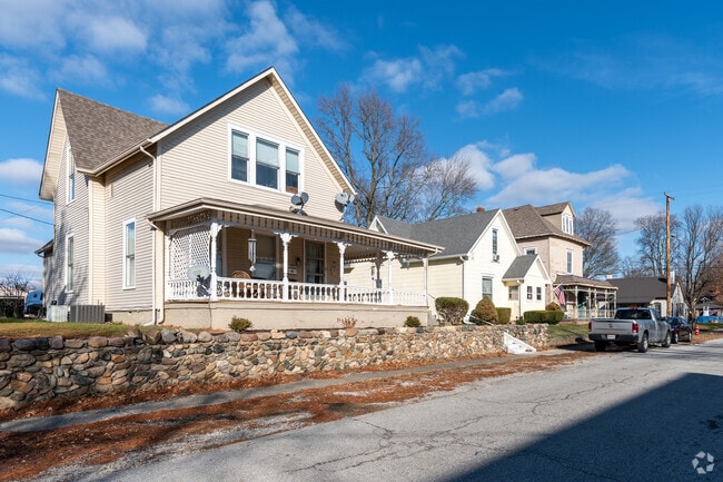 The median household income in Knightstown, IN is $55,709 and is 32 miles East of Indianapolis.