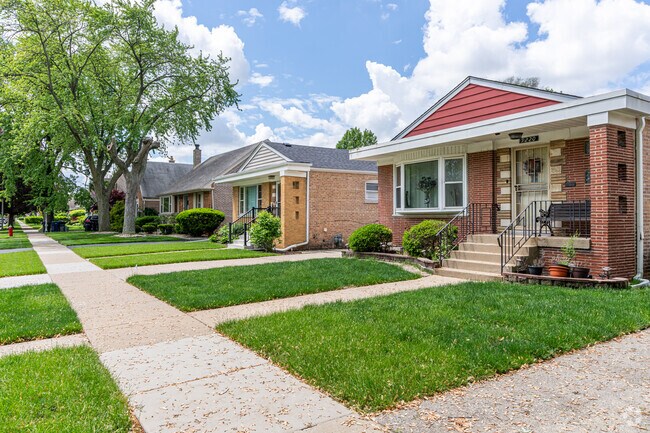 Midcentury bungalows are common in Evergreen Park.